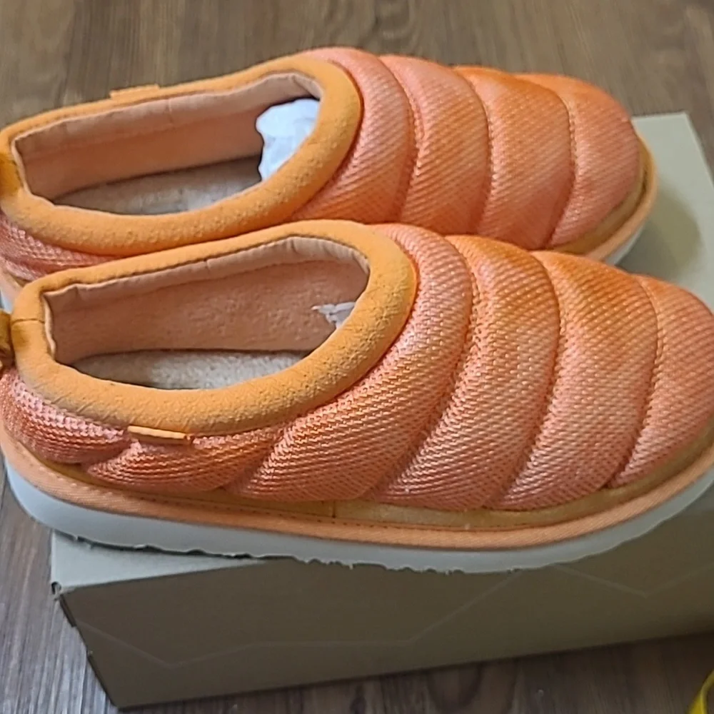 UGG‎ Orange Kids Slip-On Shoes used exelente condition perfect for winter.